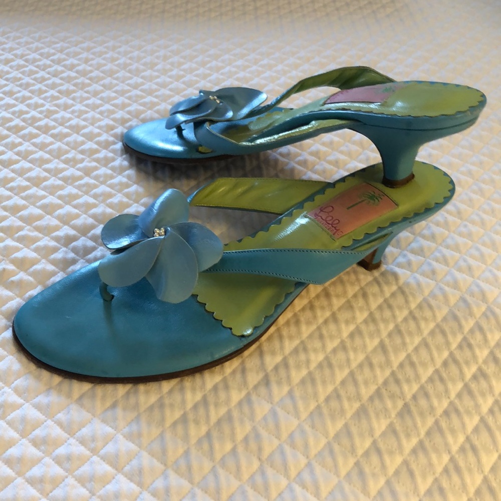 Lovely feminine Lilly sandals. Oh so cute. Small heel.